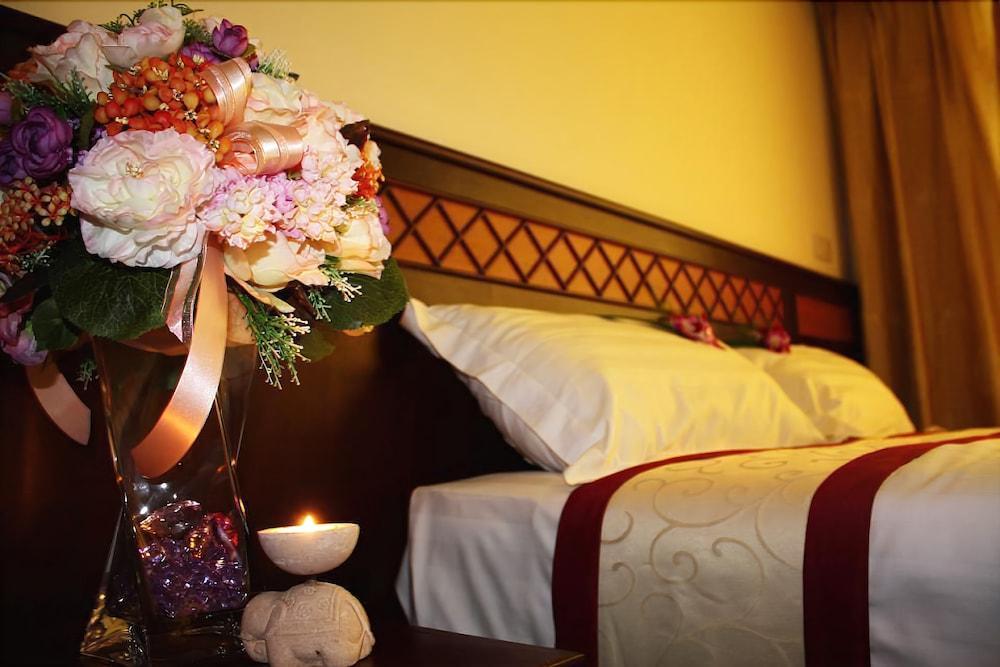Miloft Sathorn Hotel - Sha Plus Certified Banguecoque Exterior foto A bedroom at the hotel