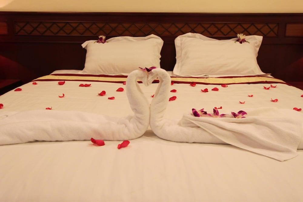 Miloft Sathorn Hotel - Sha Plus Certified Banguecoque Exterior foto A bed with a towel swan