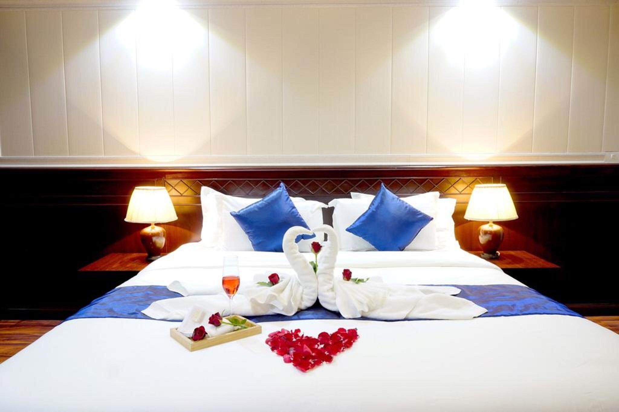 Miloft Sathorn Hotel - Sha Plus Certified Banguecoque Exterior foto A bed with a heart-shaped arrangement of flowers