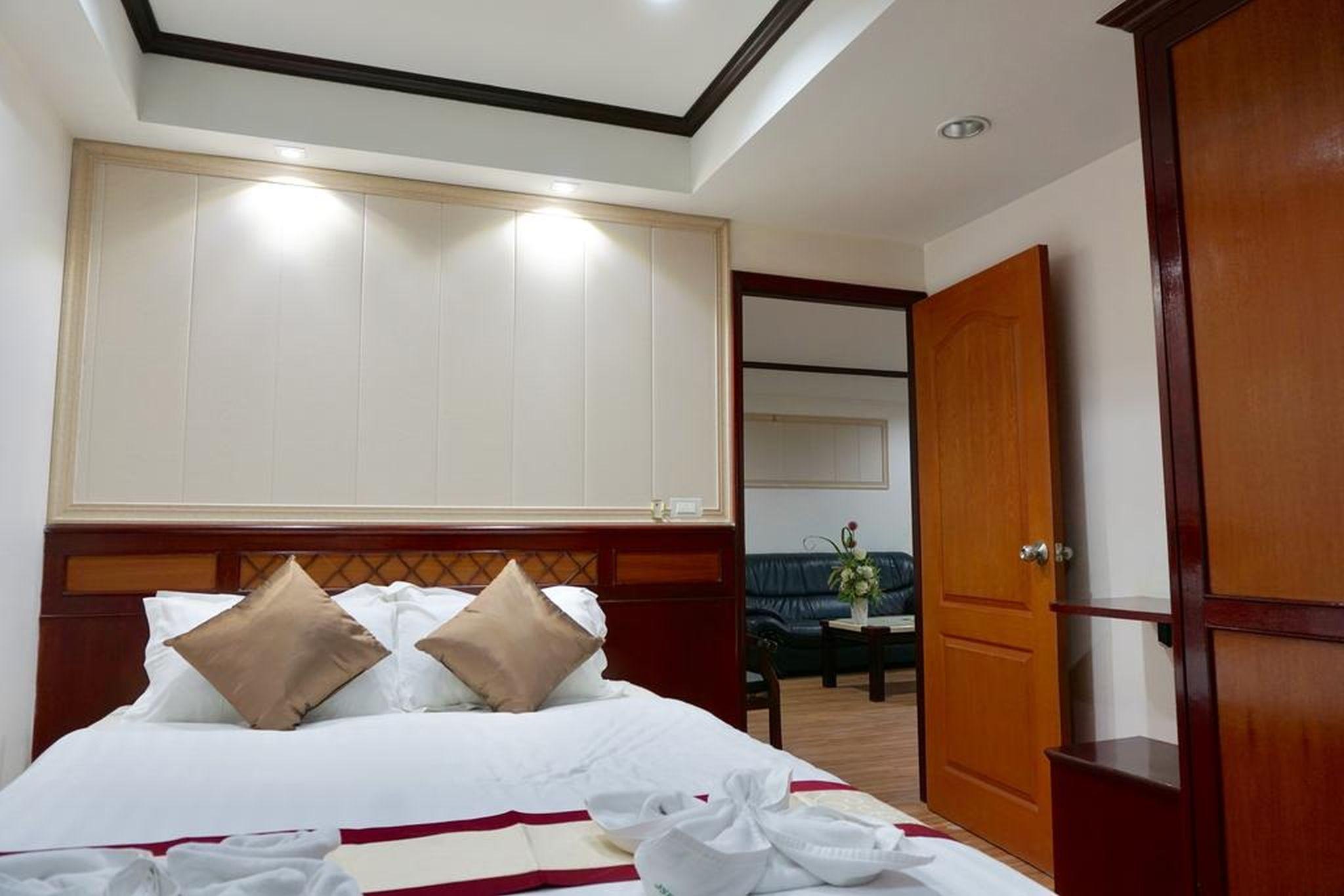 Miloft Sathorn Hotel - Sha Plus Certified Banguecoque Exterior foto A bedroom at the hotel