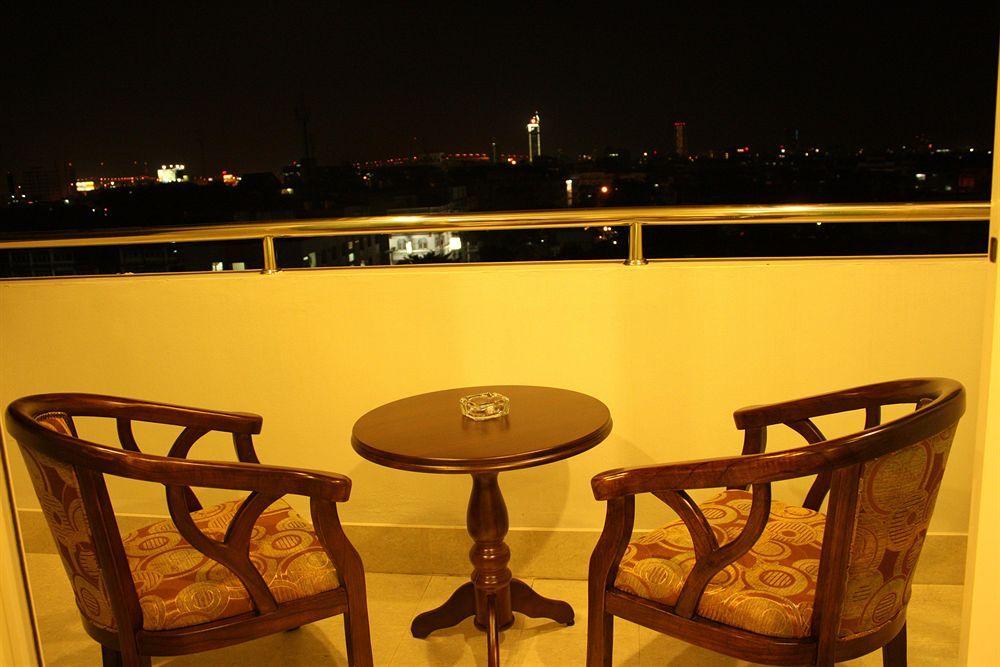 Miloft Sathorn Hotel - Sha Plus Certified Banguecoque Exterior foto A balcony in a hotel