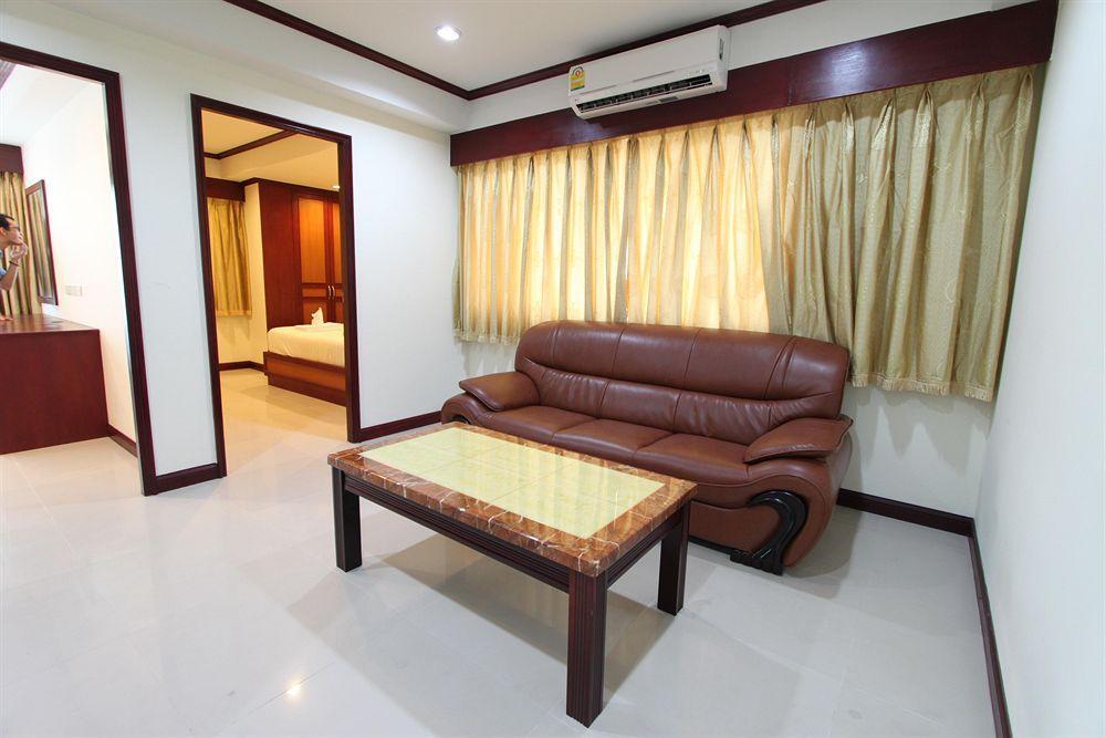 Miloft Sathorn Hotel - Sha Plus Certified Banguecoque Exterior foto A living room in a condominium