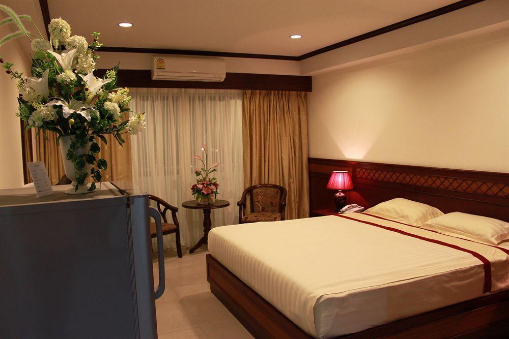 Miloft Sathorn Hotel - Sha Plus Certified Banguecoque Exterior foto A bedroom in a hotel