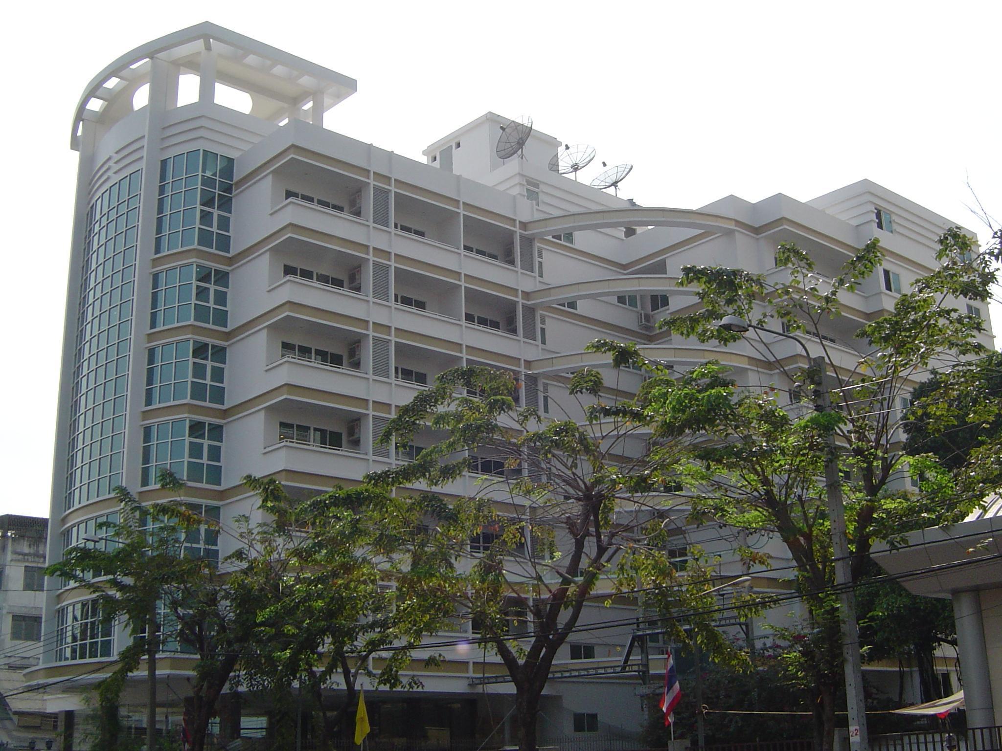 Miloft Sathorn Hotel - Sha Plus Certified Banguecoque Exterior foto The new building of the university