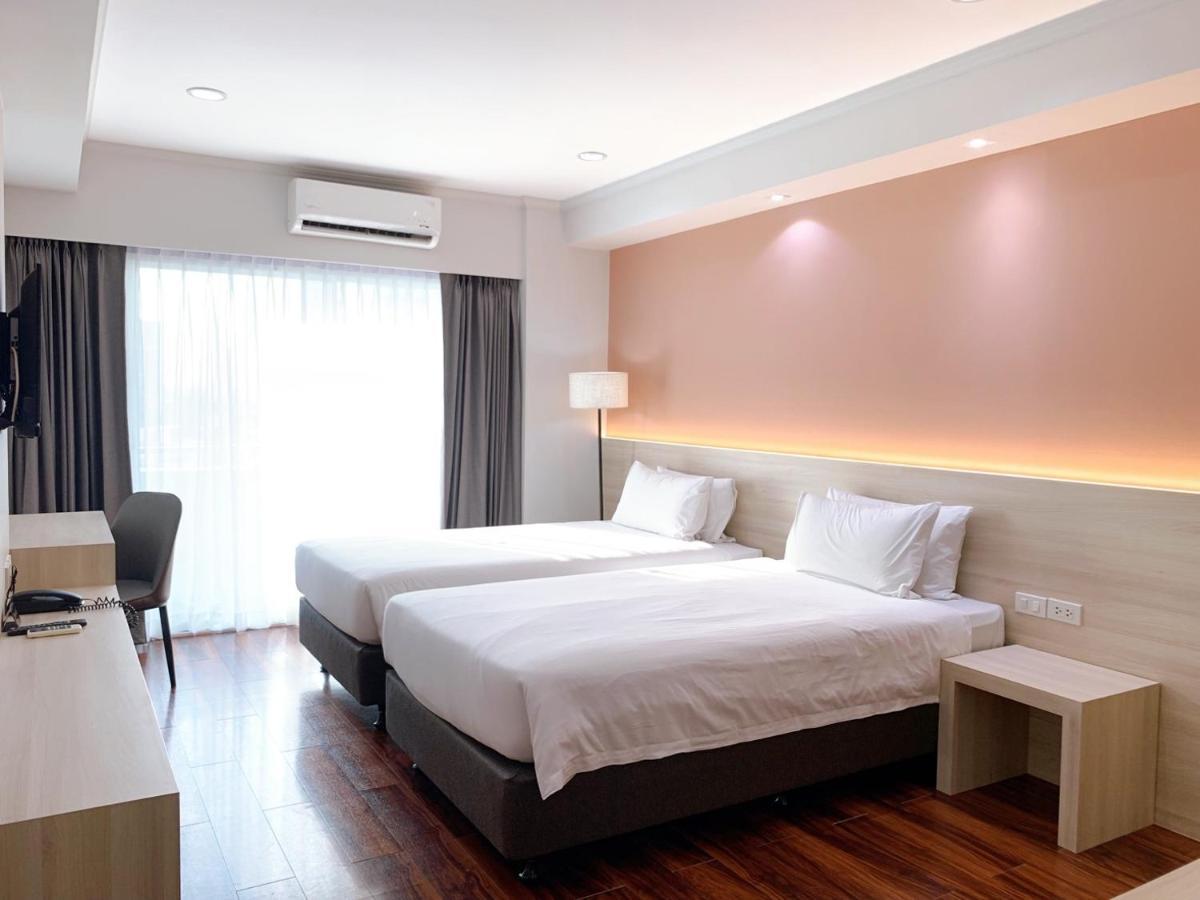 Miloft Sathorn Hotel - Sha Plus Certified Banguecoque Exterior foto Deluxe Room