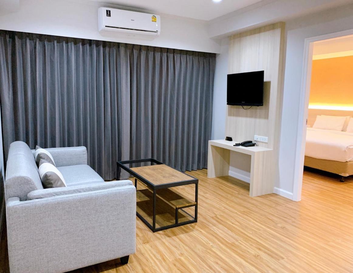 Miloft Sathorn Hotel - Sha Plus Certified Banguecoque Exterior foto Living room