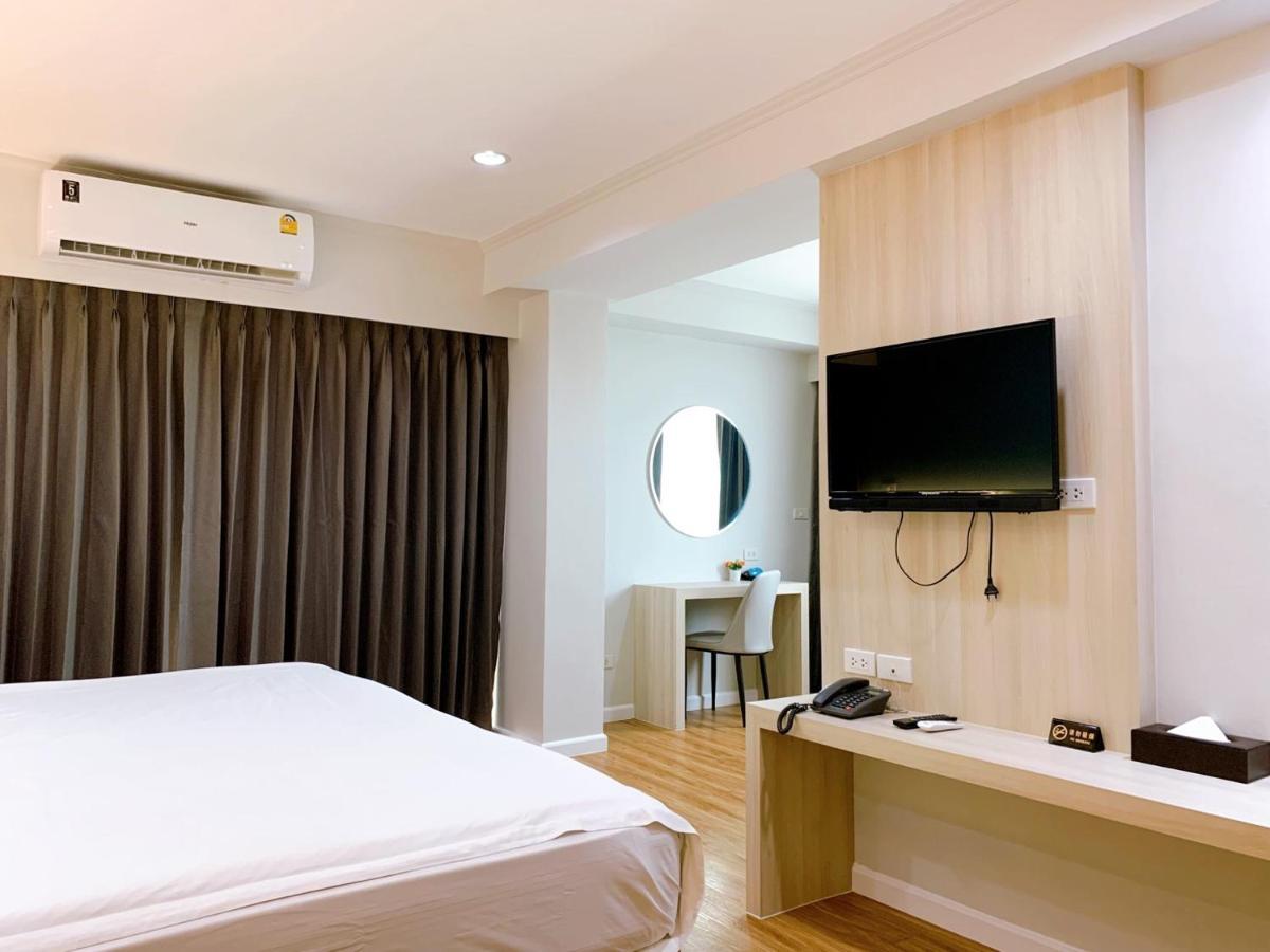 Miloft Sathorn Hotel - Sha Plus Certified Banguecoque Exterior foto A room at the hotel