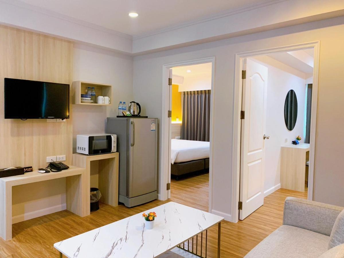 Miloft Sathorn Hotel - Sha Plus Certified Banguecoque Exterior foto A typical hotel room