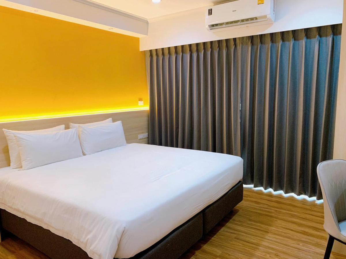 Miloft Sathorn Hotel - Sha Plus Certified Banguecoque Exterior foto A room at the hotel