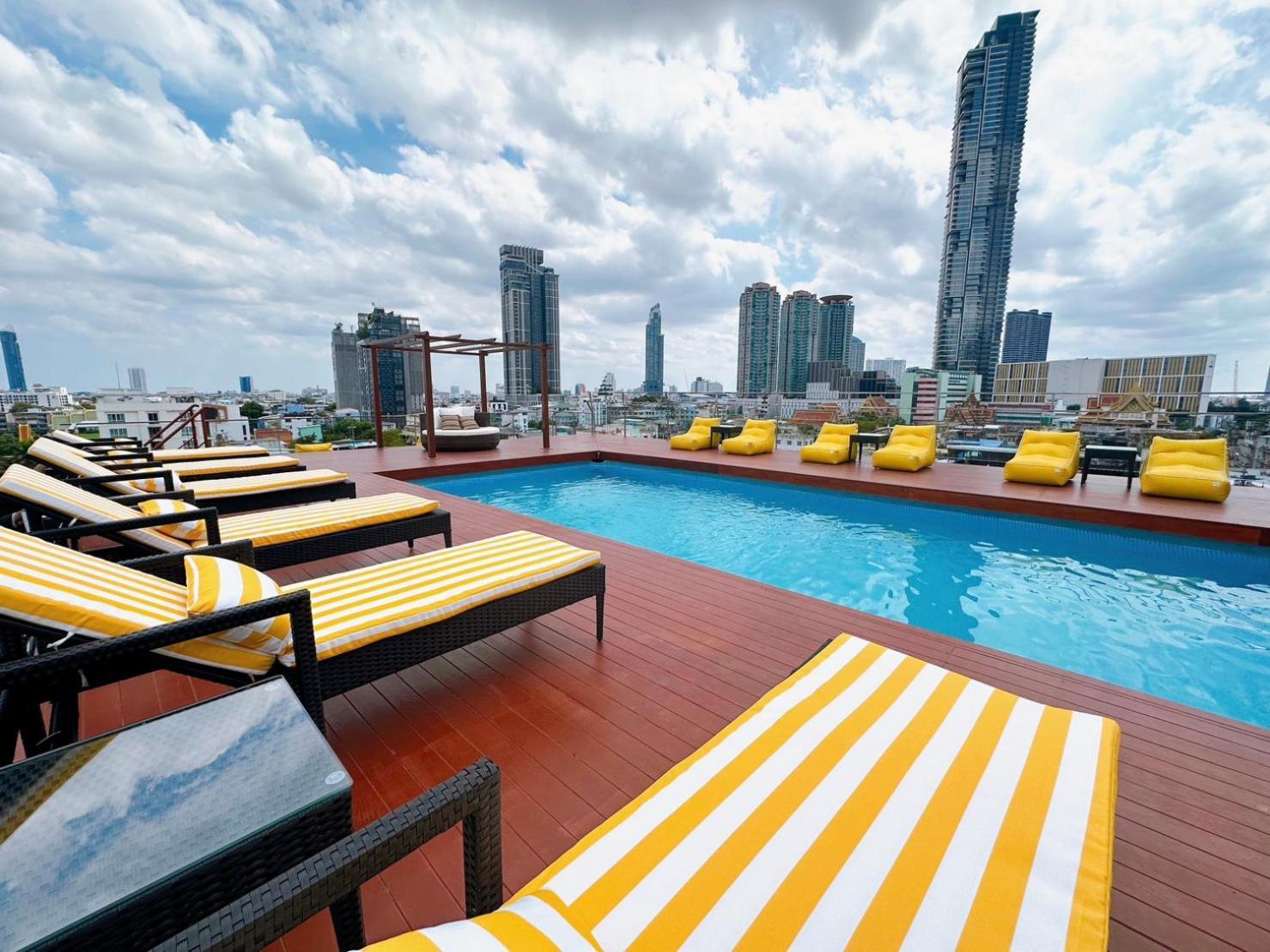 Miloft Sathorn Hotel - Sha Plus Certified Banguecoque Exterior foto Rooftop pool at the hotel