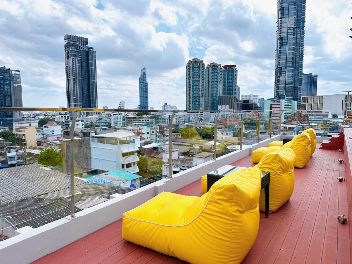 Miloft Sathorn Hotel - Sha Plus Certified Banguecoque Exterior foto Rooftop bar at the hotel