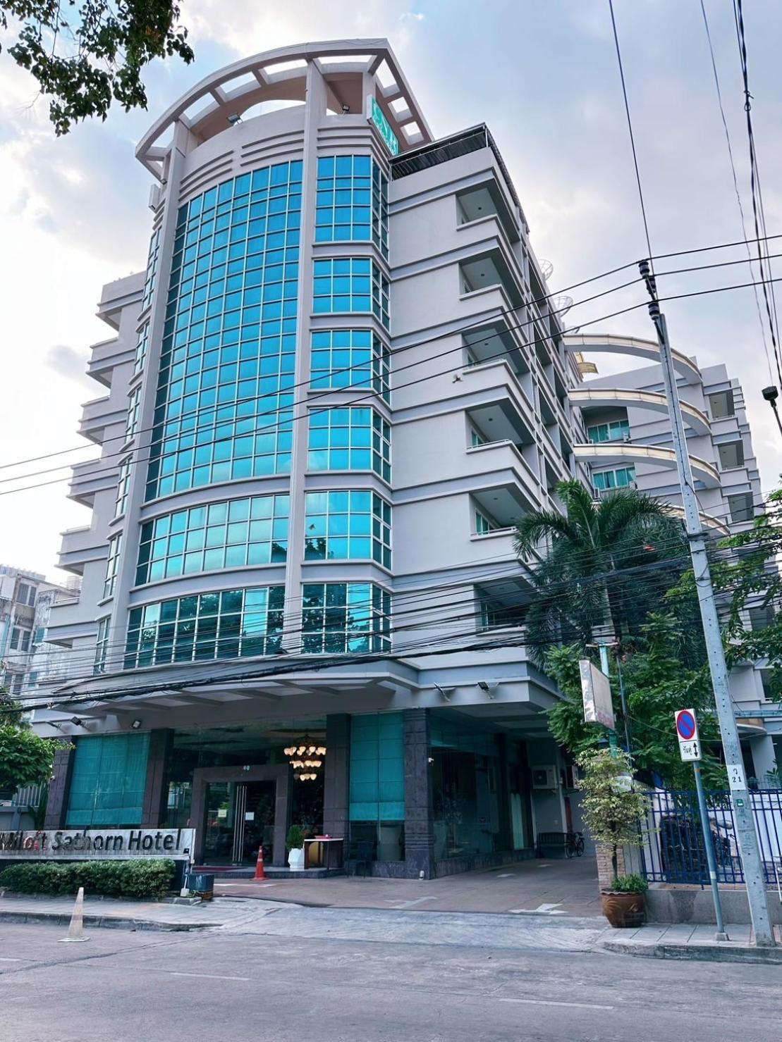 Miloft Sathorn Hotel - Sha Plus Certified Banguecoque Exterior foto The building of the university library