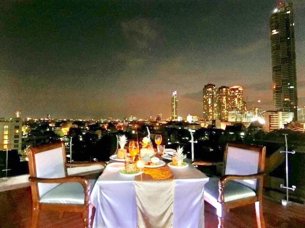Miloft Sathorn Hotel - Sha Plus Certified Banguecoque Exterior foto Rooftop bar at the Royal Paragon Hotel
